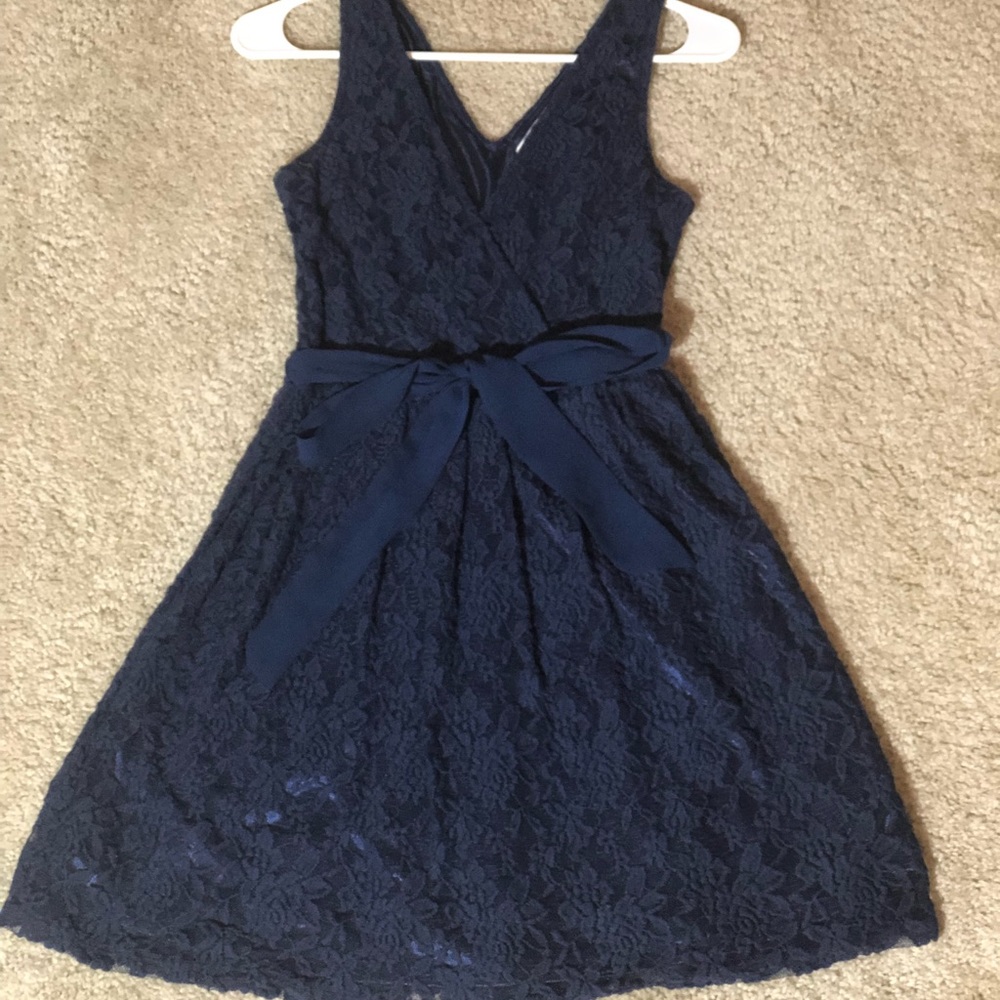 Lace, v-neck navy dress w/ sash - M